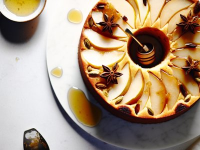 Winterlicher Sternanis-Birnen-Kuchen mit Honig-Kardamom-Glasur