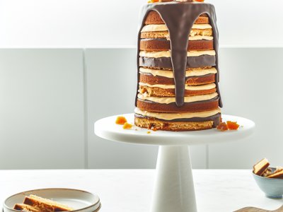 Winterlicher Marzipan-Lebkuchen-Schichtturm mit Orangenlikör