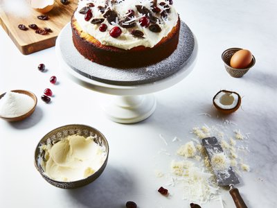 Winterlicher Kokos-Rum-Kuchen mit Cranberries und Vanille-Mascarpone-Creme