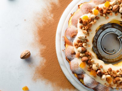 Winterlicher Zimt-Walnuss-Kranzkuchen mit Orangenblüten-Buttercreme