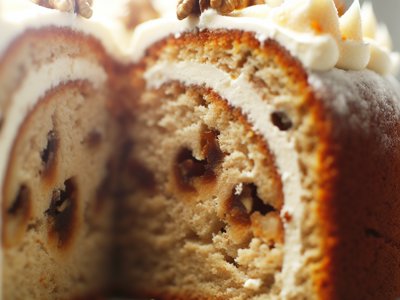 Winterlicher Zimt-Walnuss-Kranzkuchen mit Orangenblüten-Buttercreme