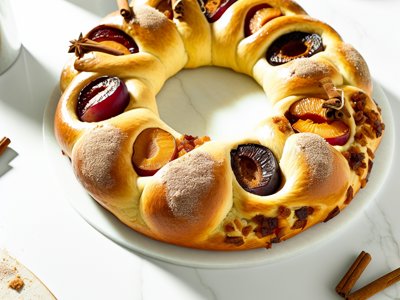 Winterlicher Glühwein-Zwetschgen-Hefekranz mit Marzipan-Zimt-Füllung