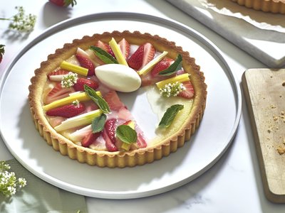 Rhabarber-Erdbeer-Zitronenmelisse-Tarte mit Holunderblüten-Mascarpone