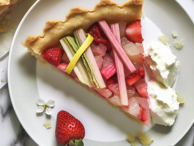 Rhabarber-Erdbeer-Zitronenmelisse-Tarte mit Holunderblüten-Mascarpone