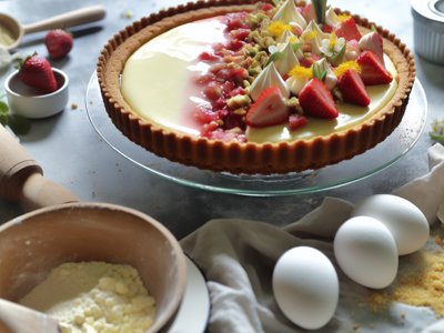 Rhabarber-Erdbeer-Zitronen-Frischkäse-Torte mit Holunderblüten-Mousse