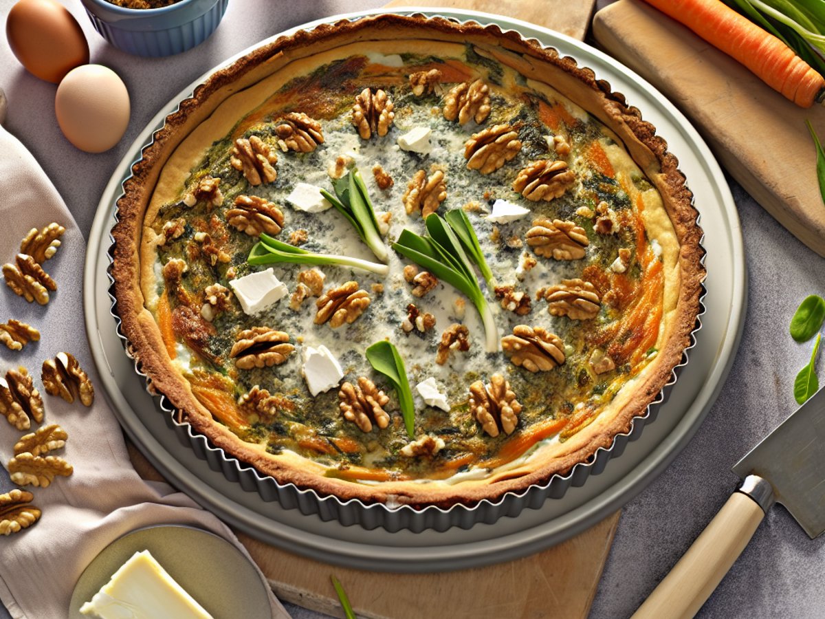 Bärlauch-Ziegenkäse-Quiche von oben fotografiert auf weissem Teller mit Frühlingsblumen im Hintergrund