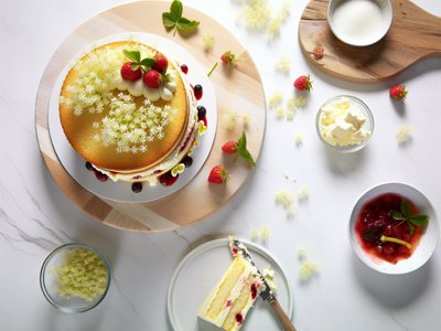 Frühlingsfrische Holunderblüten-Mascarpone-Torte mit Rhabarber-Erdbeer-Kompott