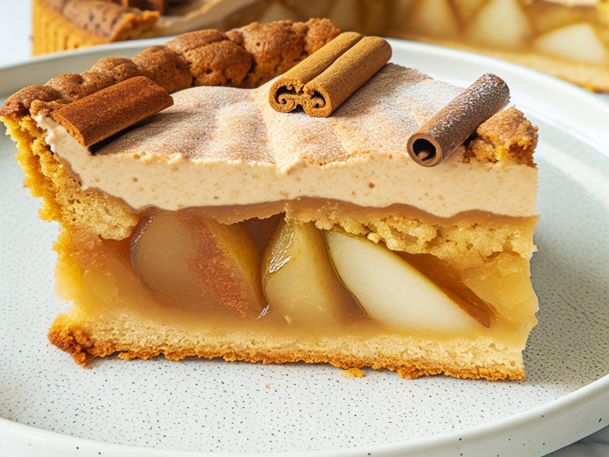 Winterliche Spekulatius-Birnen-Torte mit Zimtmousse - Nahaufnahme eines Stücks mit sichtbarer Textur